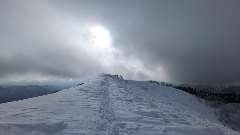 甲津畑から大峠を経由して雪の雨乞岳に登る